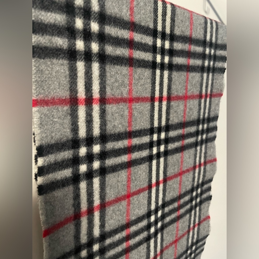EUC Burberry’s‎ Nova Check Cashmere Gray Scarf - Picture 5 of 10